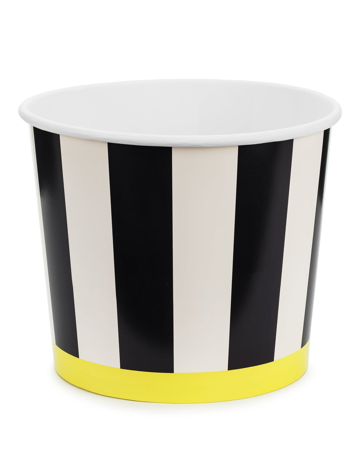 Mise en situation des pots à snacks en carton à rayures noires et blanches avec base jaune