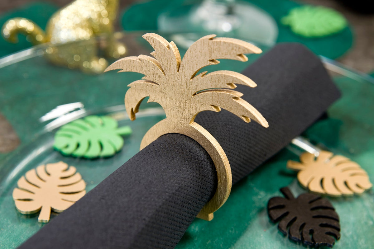 Mise en situation du rond de serviette palmier thème tropical chic doré en bois