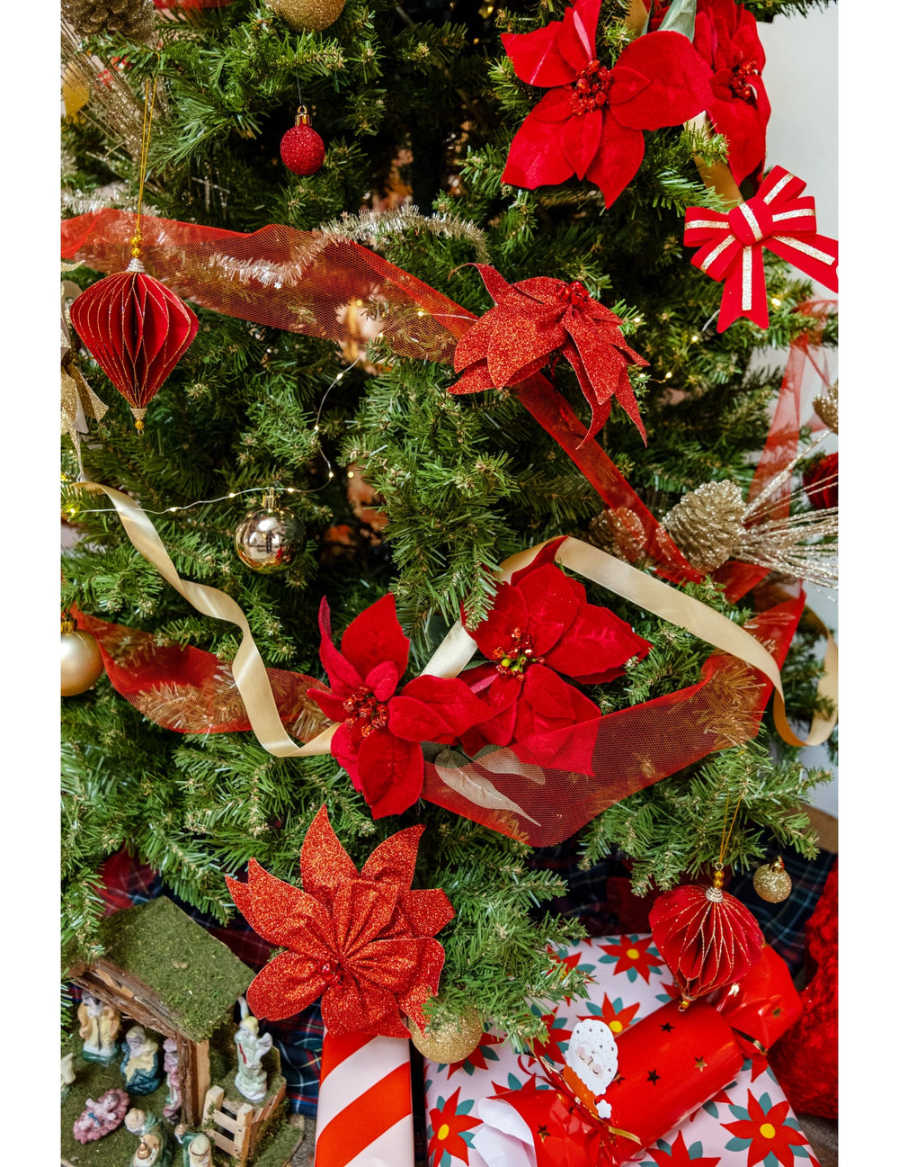 Mise en situation dans un sapin de Noël des suspensions origami losanges rouges et dorées