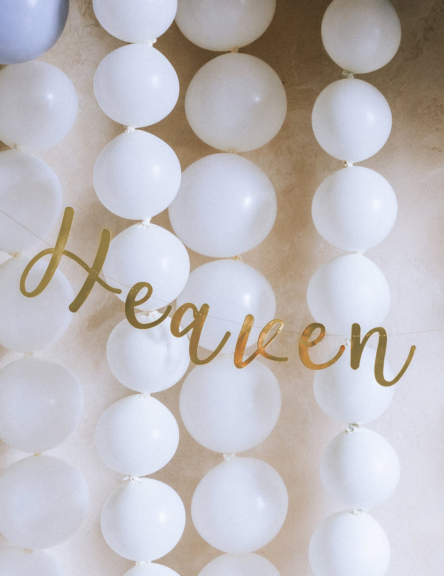 Détail de la guirlande Heaven du ballons à relier pour fête blanc