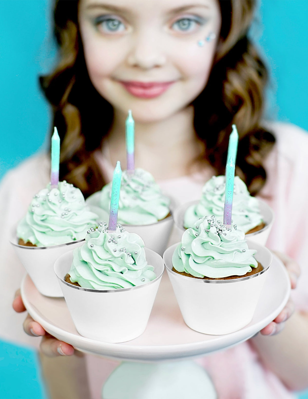 Mise en situation sur des cupcakes des bougies d'anniversaire iridescentes