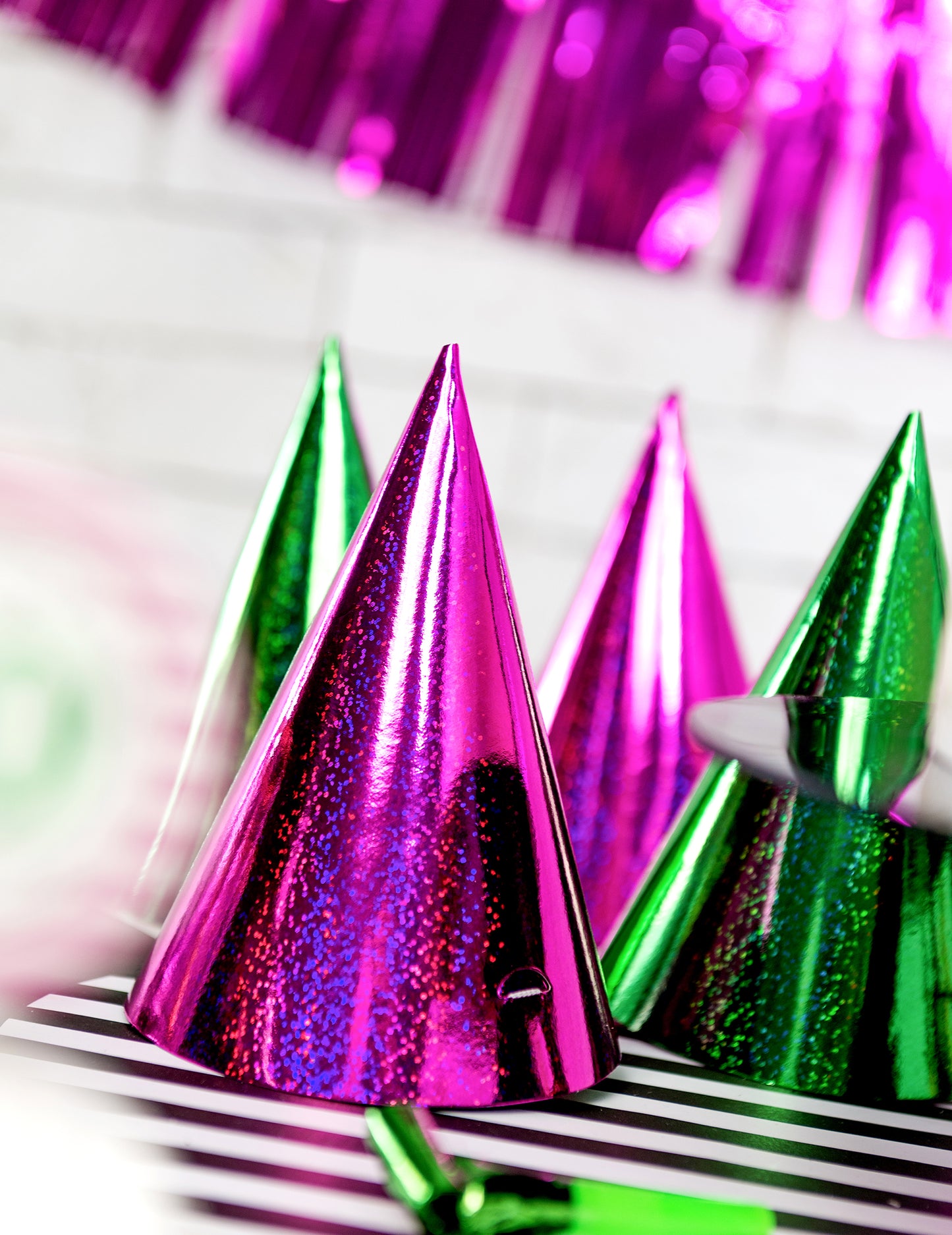 Gros plan des chapeaux de fête holographiques