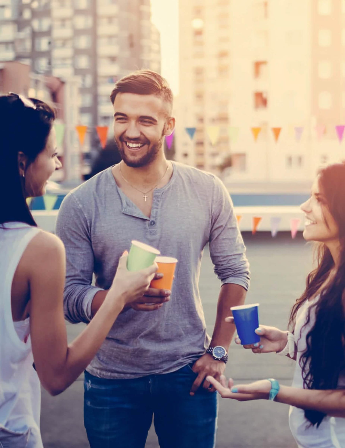 Mise en situation des gobelets américains carton recyclable pour fête bleus