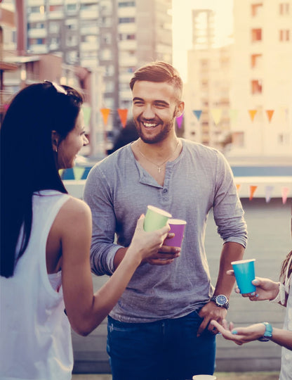Utilisation lors d'une fête en plein air des 20 gobelets américains en carton recyclable verts