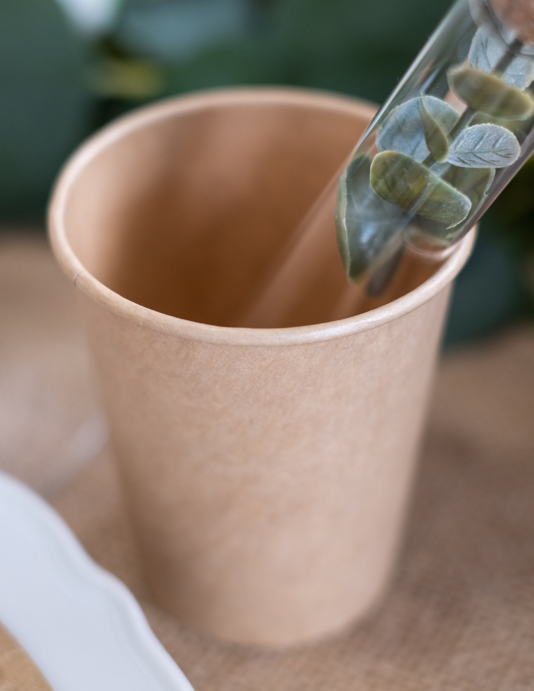 Gros plan sur l'un des gobelets en carton kraft pour fête marron