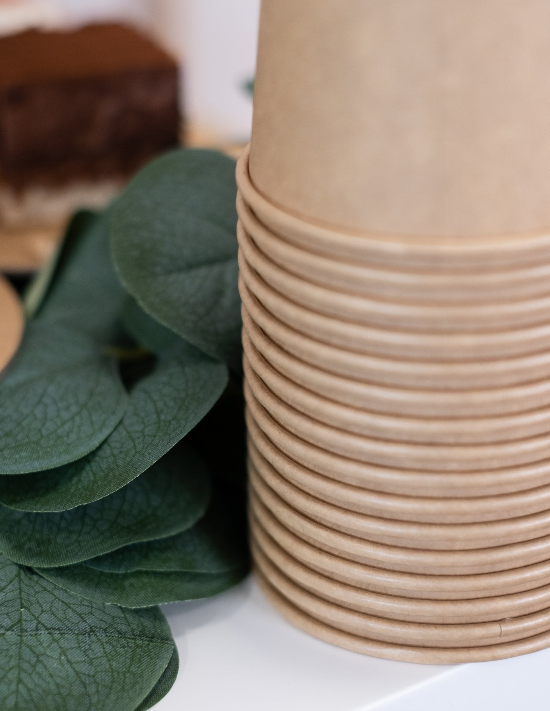 Détail de l'empilement des gobelets en carton kraft pour fête marron