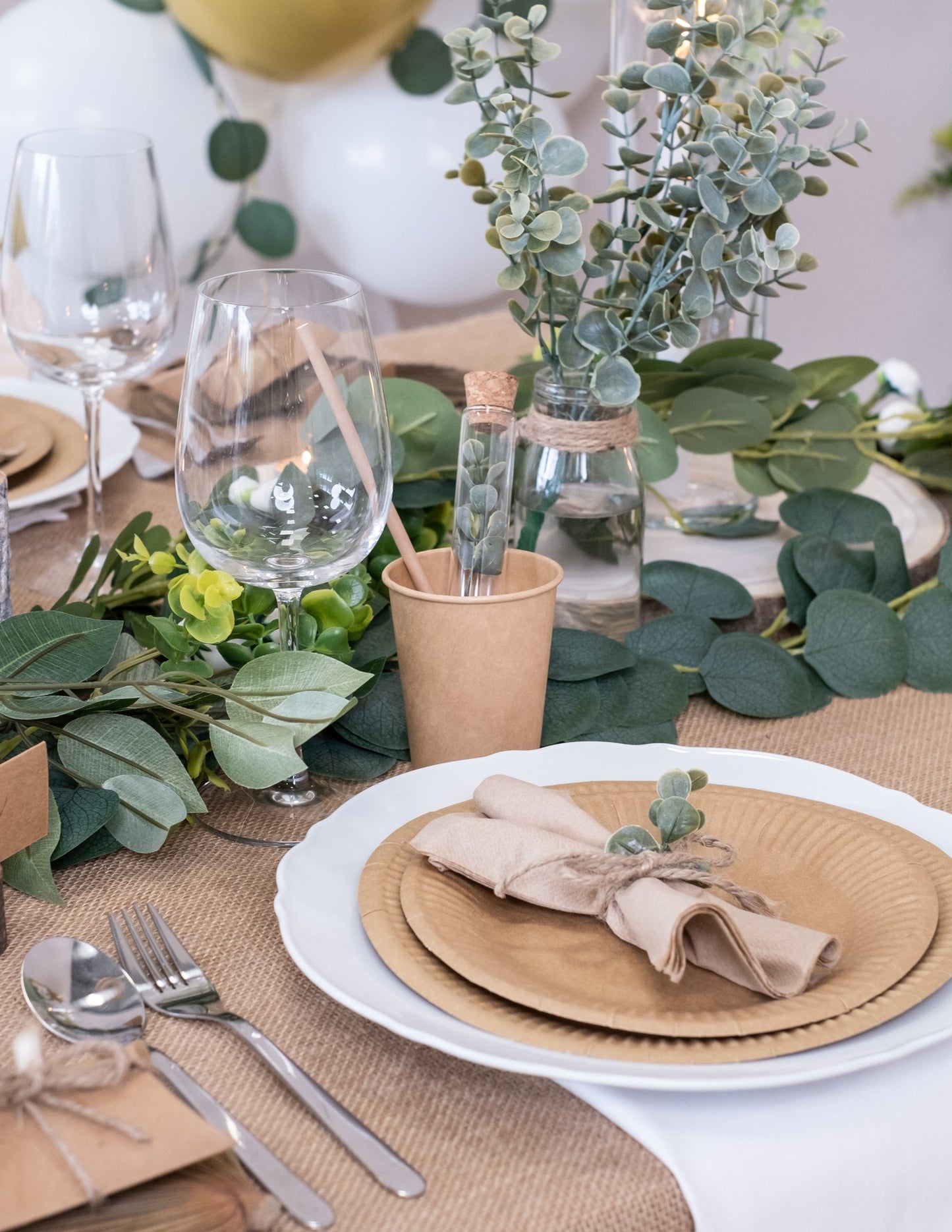 Mise en scène champêtre des gobelets en carton kraft pour fête marron