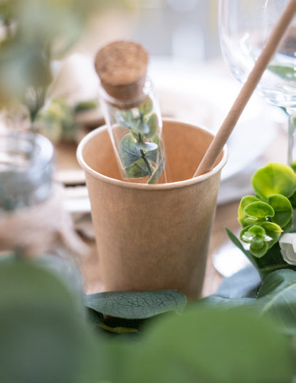 Détail d'une fiole décorative du gobelet en carton kraft pour fête marron