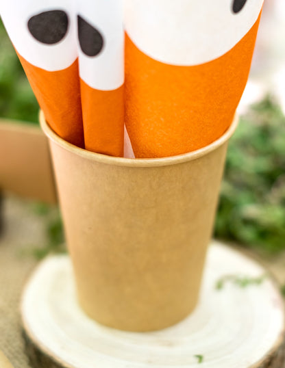 Gros plan sur les serviettes renard à l'intérieur du gobelet en carton kraft pour fête marron