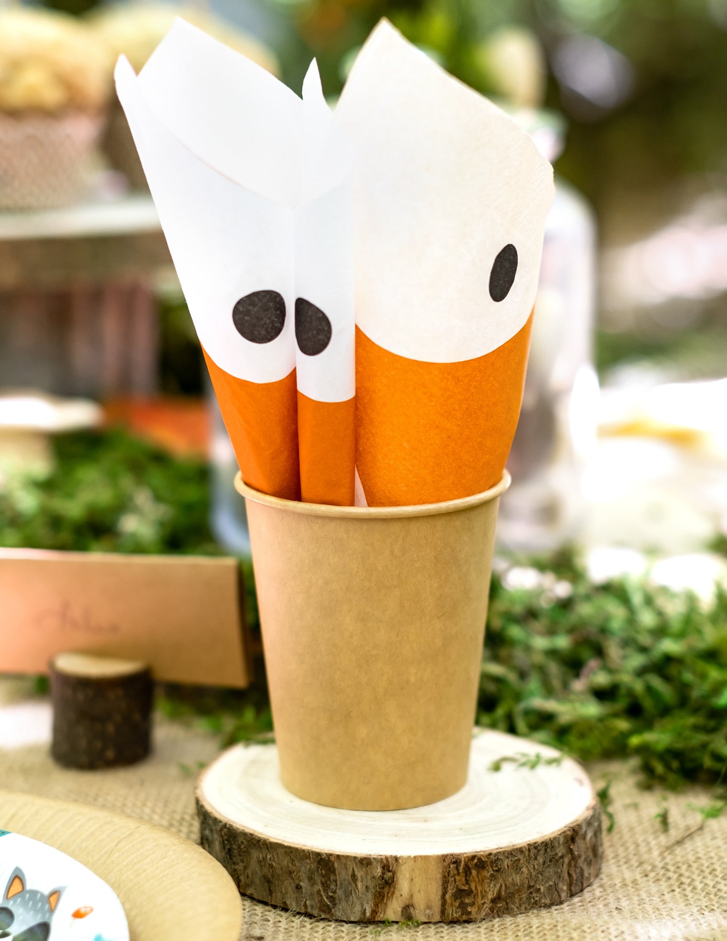 Serviettes renard disposées dans le gobelet en carton kraft pour fête marron