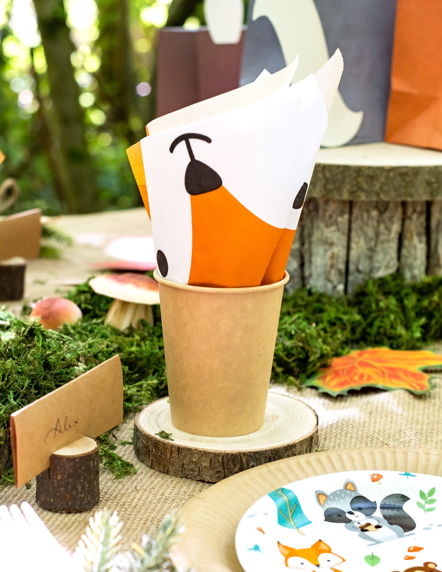 Serviette renard à l'intérieur du gobelet en carton kraft pour fête marron