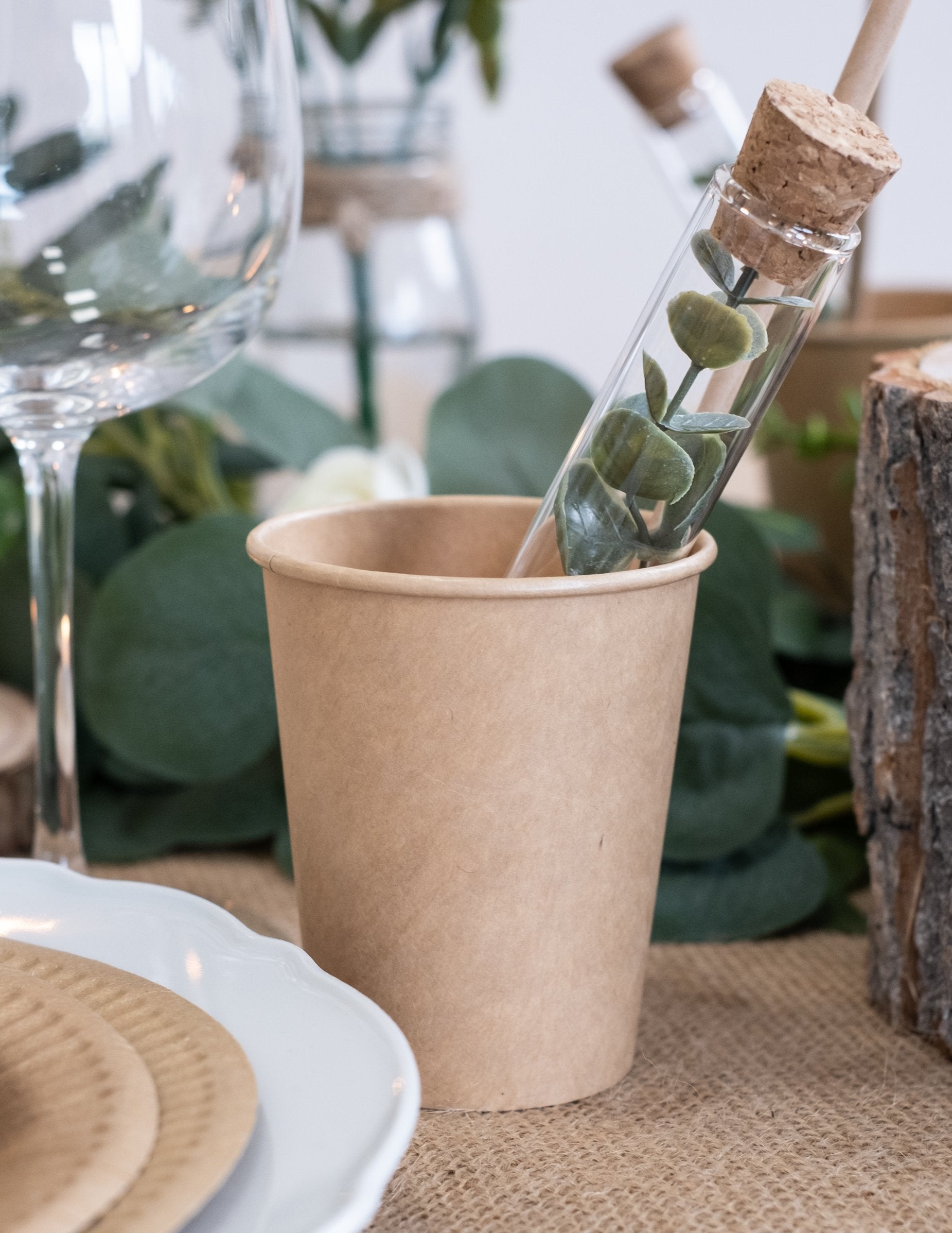 Mise en situation sur une table des gobelets en carton kraft pour fête marron