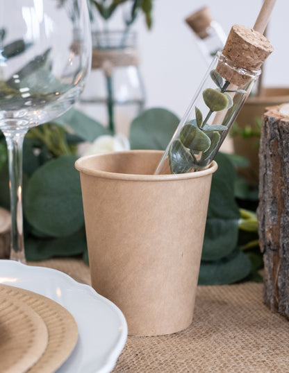Mise en situation sur une table des gobelets en carton kraft pour fête marron