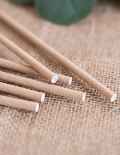 Détail des extrémités des pailles en carton de couleur kraft pour fête marron