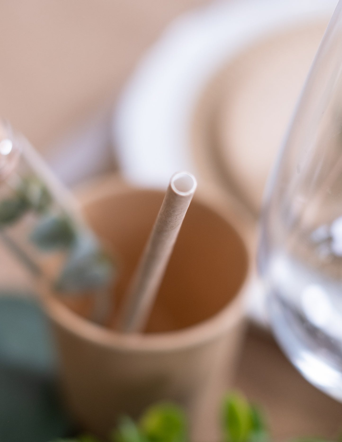 Zoom sur l'ouverture des pailles en carton de couleur kraft pour fête marron