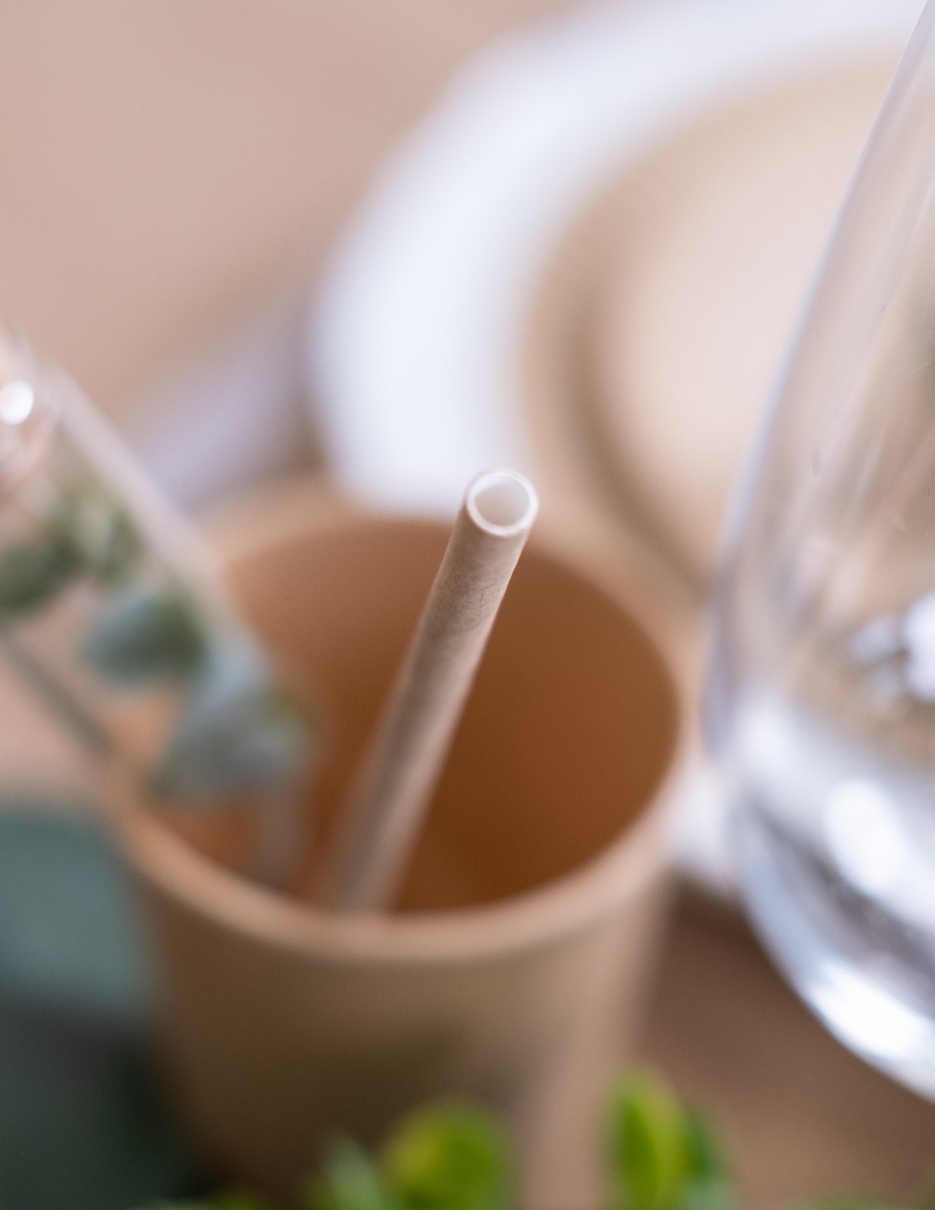 Zoom sur l'ouverture des pailles en carton de couleur kraft pour fête marron