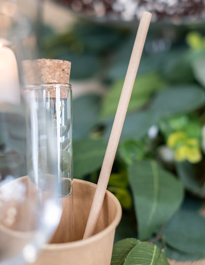 Détail d'une paille dans un gobelet des pailles en carton de couleur kraft pour fête marron