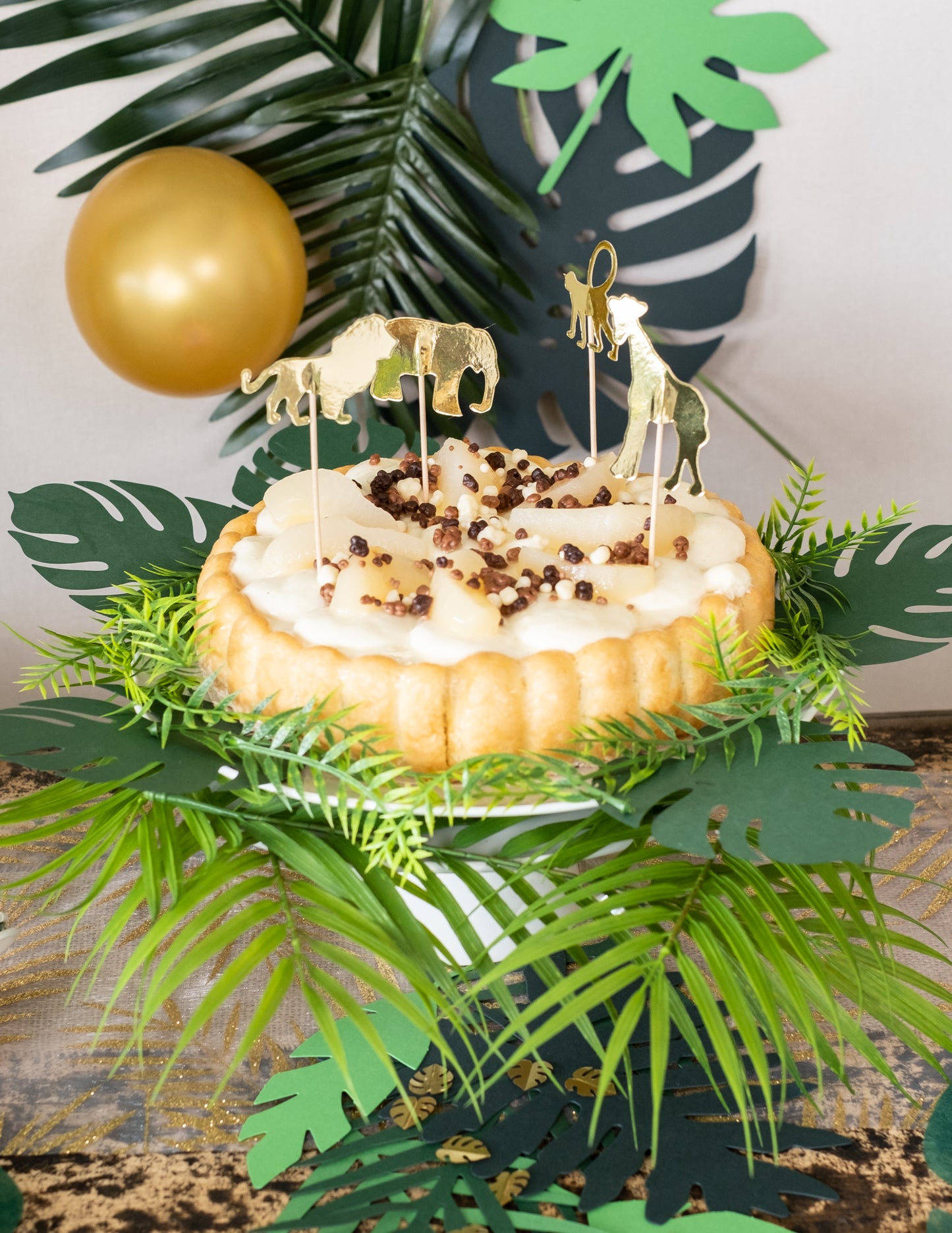 20 zlatých drevených krompáčov s motívom zvierat z džungle 12,5 cm na koláče