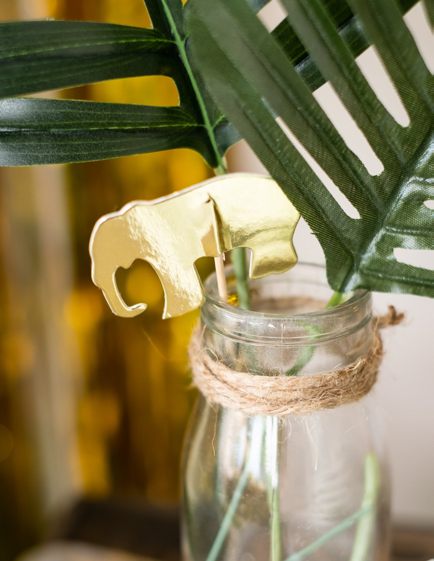 20 zlatých drevených krompáčov s motívom zvierat z džungle 12,5 cm na koláče