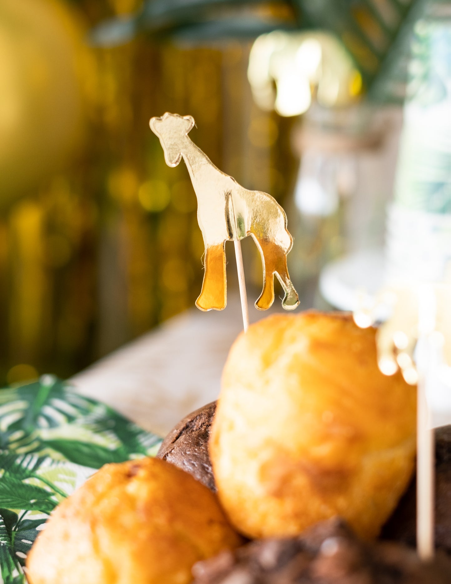 20 zlatých drevených krompáčov s motívom zvierat z džungle 12,5 cm na koláče