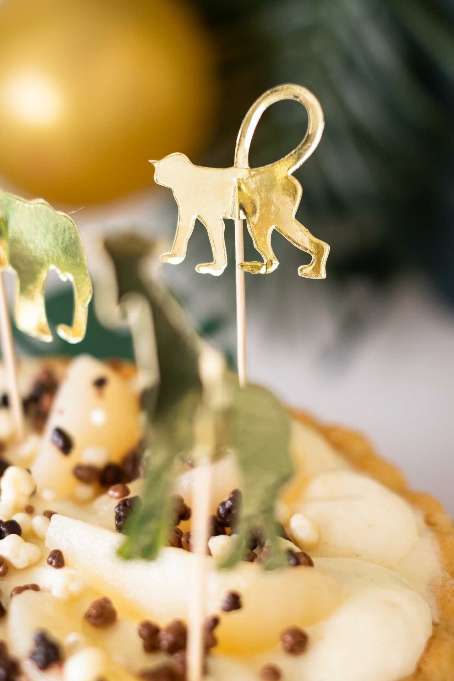 20 zlatých drevených krompáčov s motívom zvierat z džungle 12,5 cm na koláče