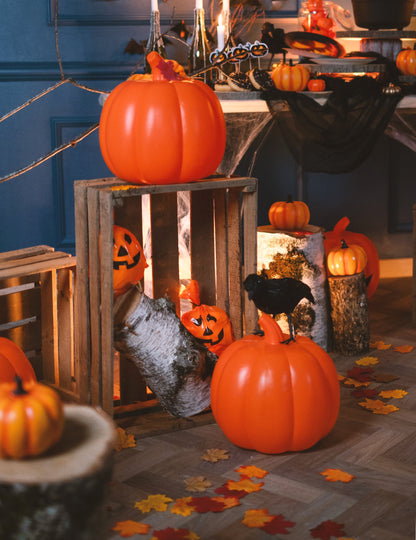 Dekoratívne usporiadanie plastových tašiek s tekvicami na Halloween