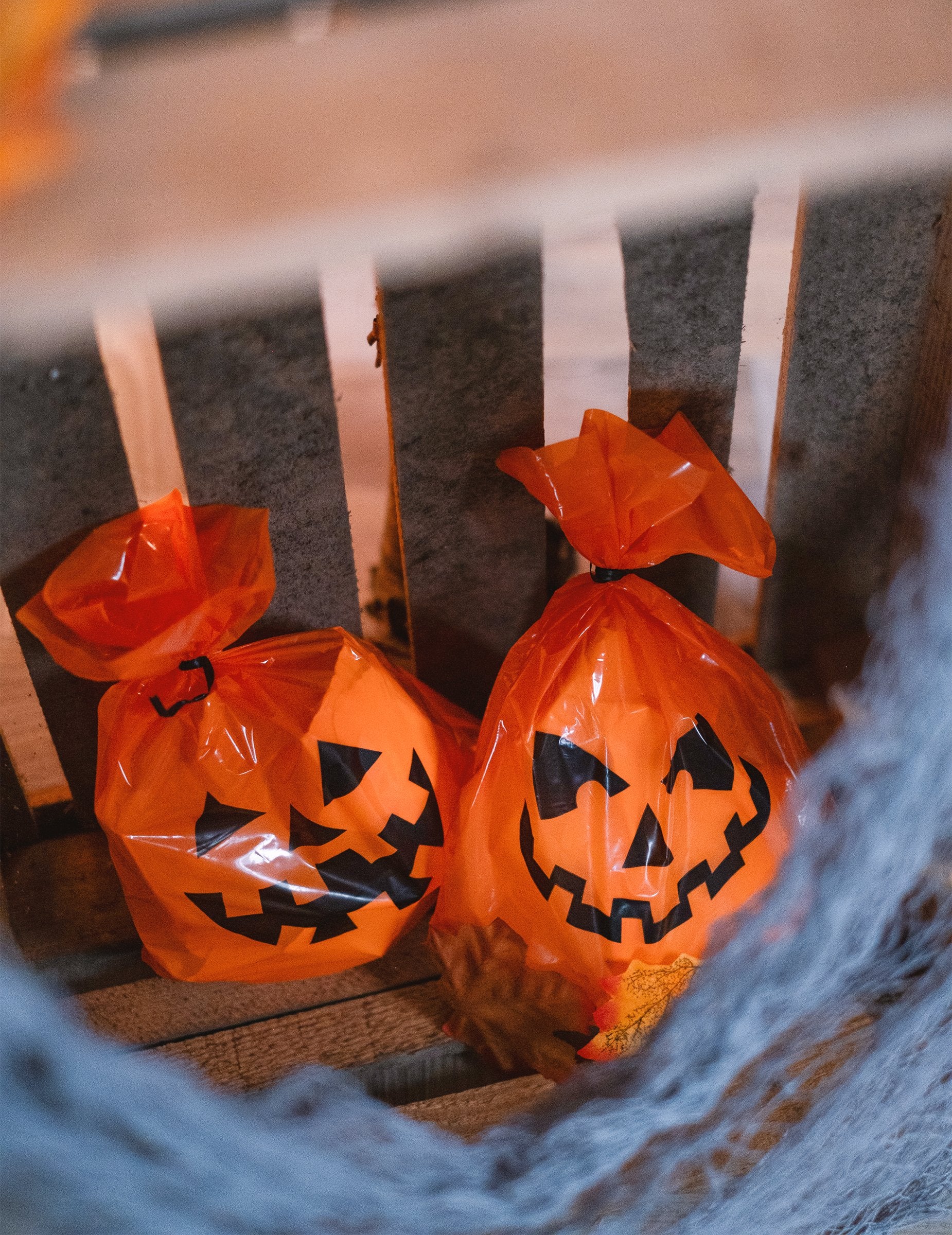 Detail naplnených a zaviazaných tašiek s plastovými tekvicami