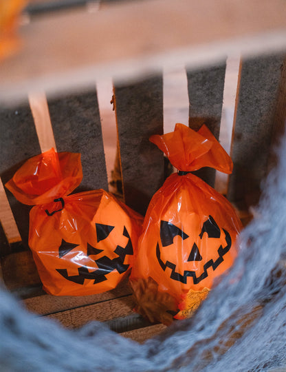 Detail naplnených a zaviazaných tašiek s plastovými tekvicami