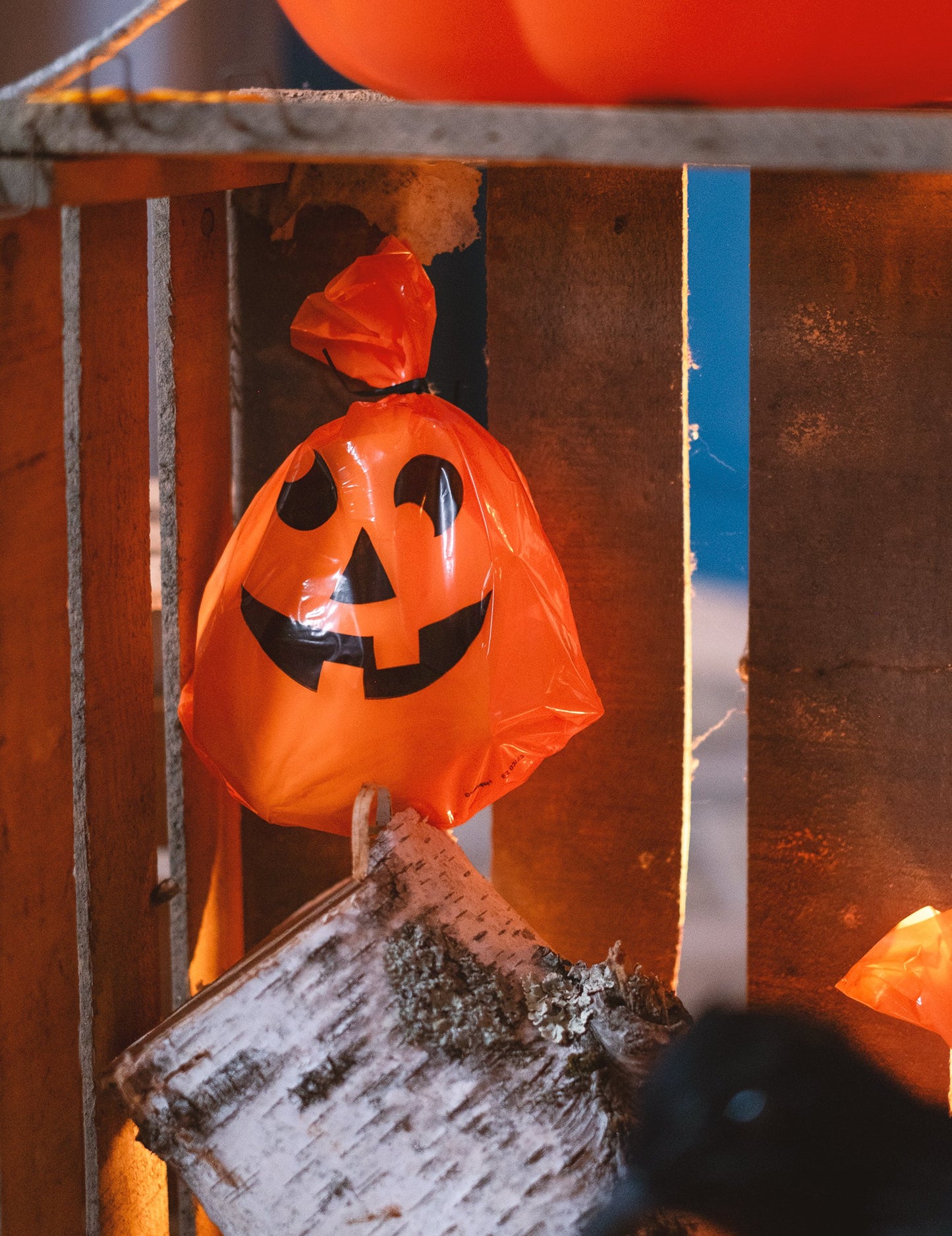 Detail tašky naplnenej plastovými taškami s tekvicami