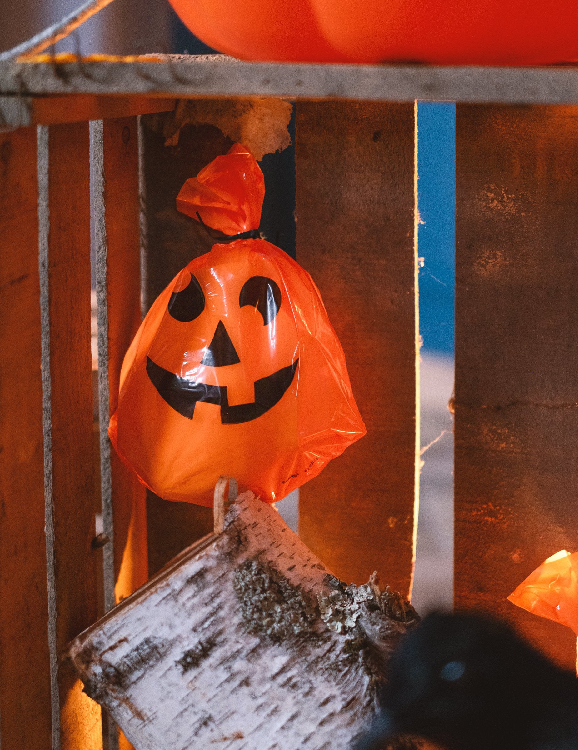 Detail tašky naplnenej plastovými taškami s tekvicami