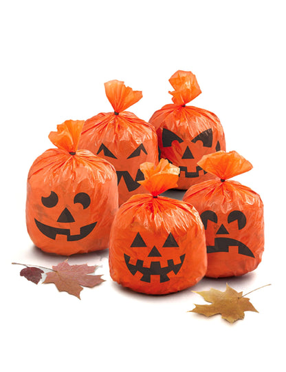 Oranžové plastové tašky s tvármi čiernych tekvíc na Halloween