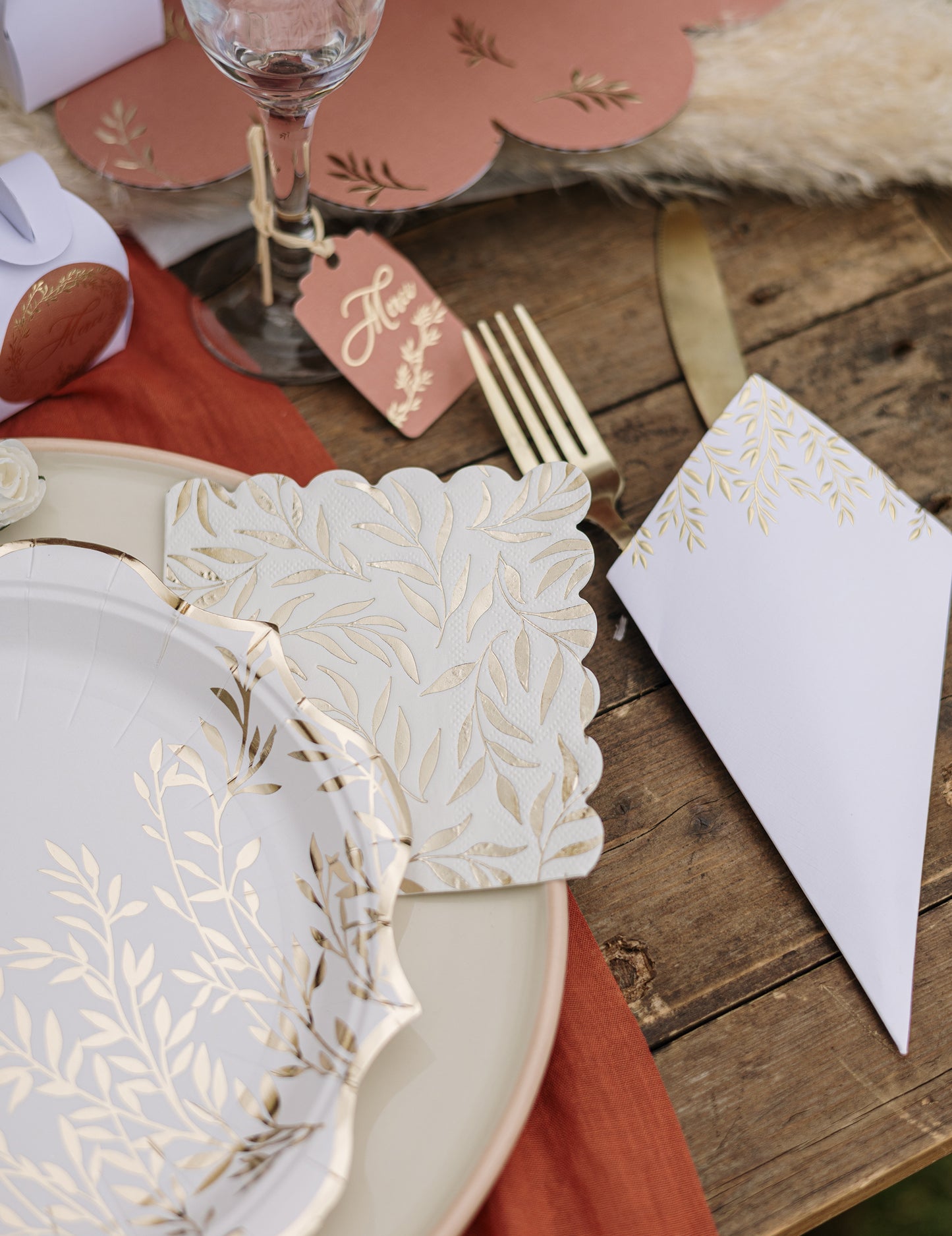 20 bielych a zlatých papierových koktailových obrúskov so vzorom vrúbkovaného lístia