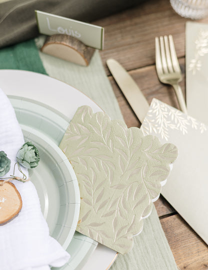 20 šalviovo zelených a zlatých papierových koktailových obrúskov, 24 x 24 cm s vlbovými okrajmi