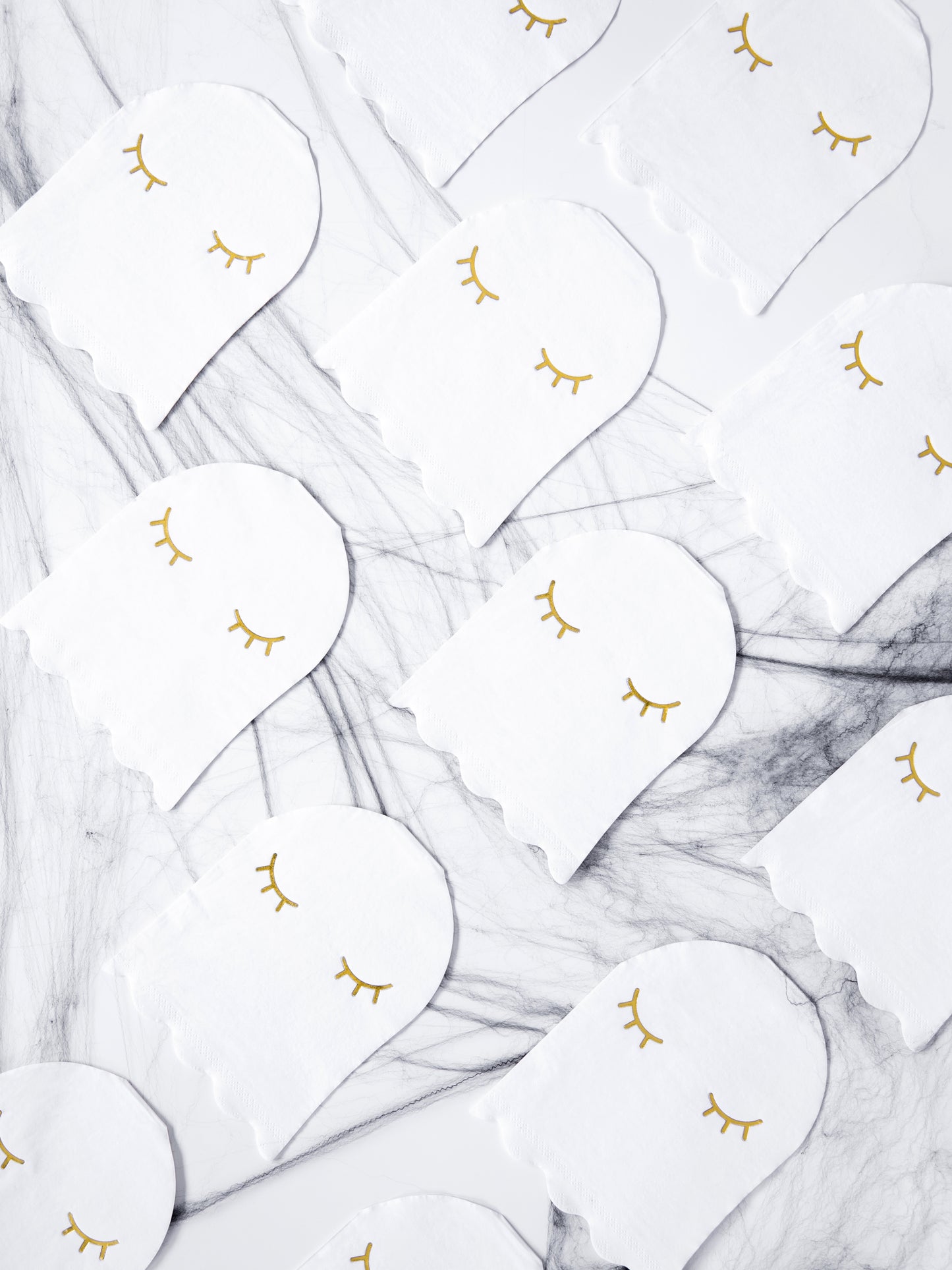 20 bielo-zlatých papierových obrúskov s motívom duchov 11 x 14 cm na Halloween