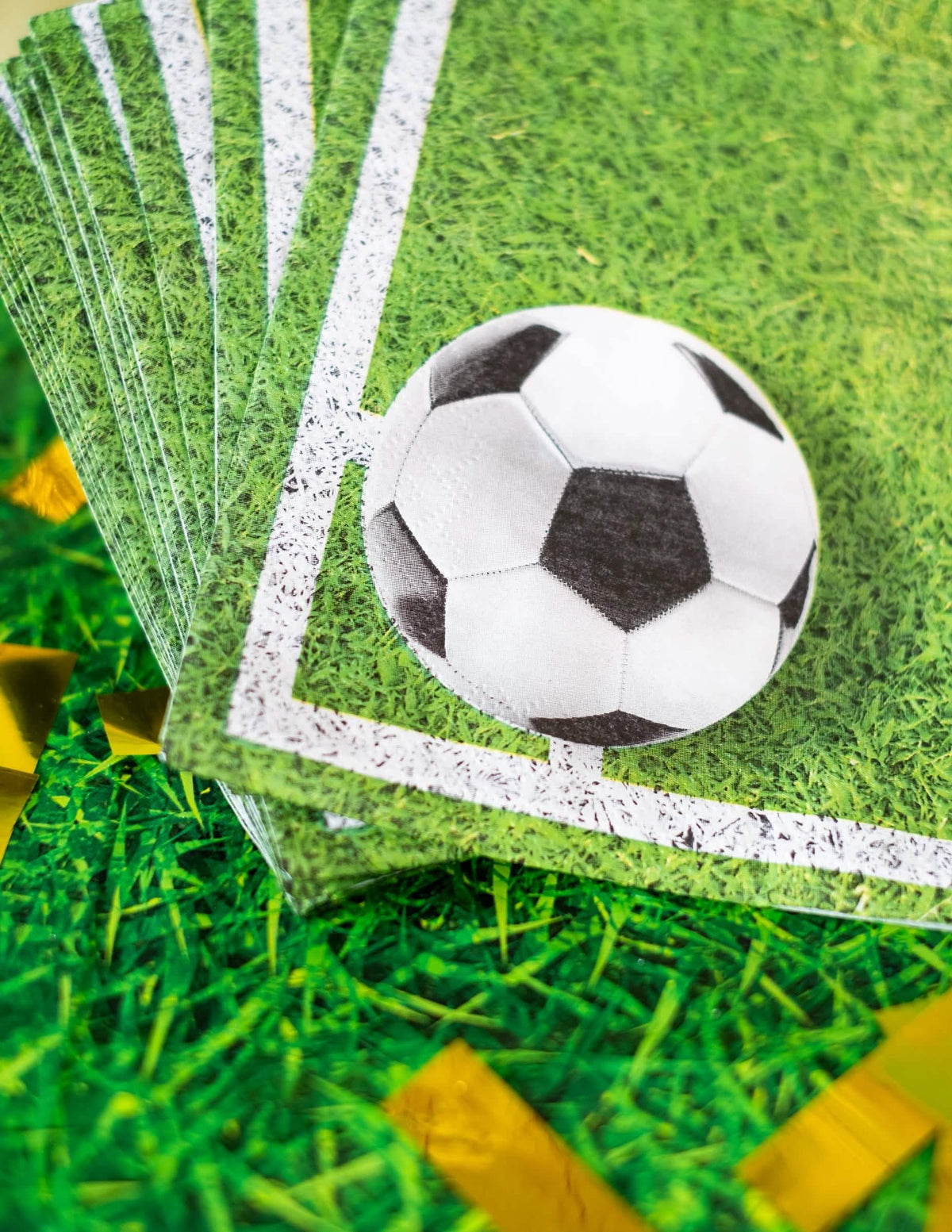 Detailný záber na motív lopta a trávnik na papierové obrúsky futbal na oslavu