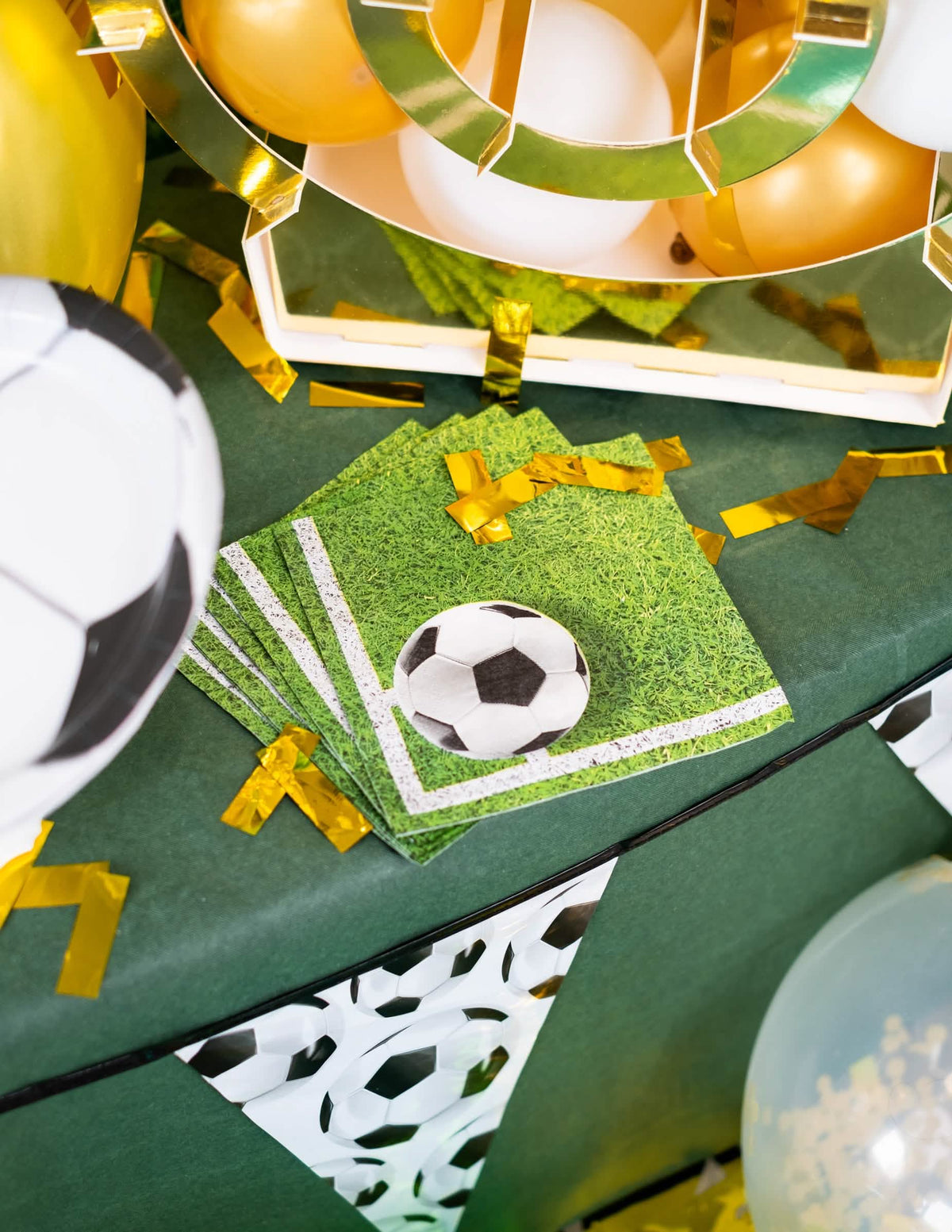 Prestieranie na slávnostnom stole s papierovými obrúskami futbal na párty