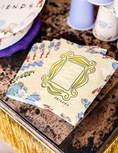 Gros plan sur le cadre jaune et les motifs des serviettes en papier Friends