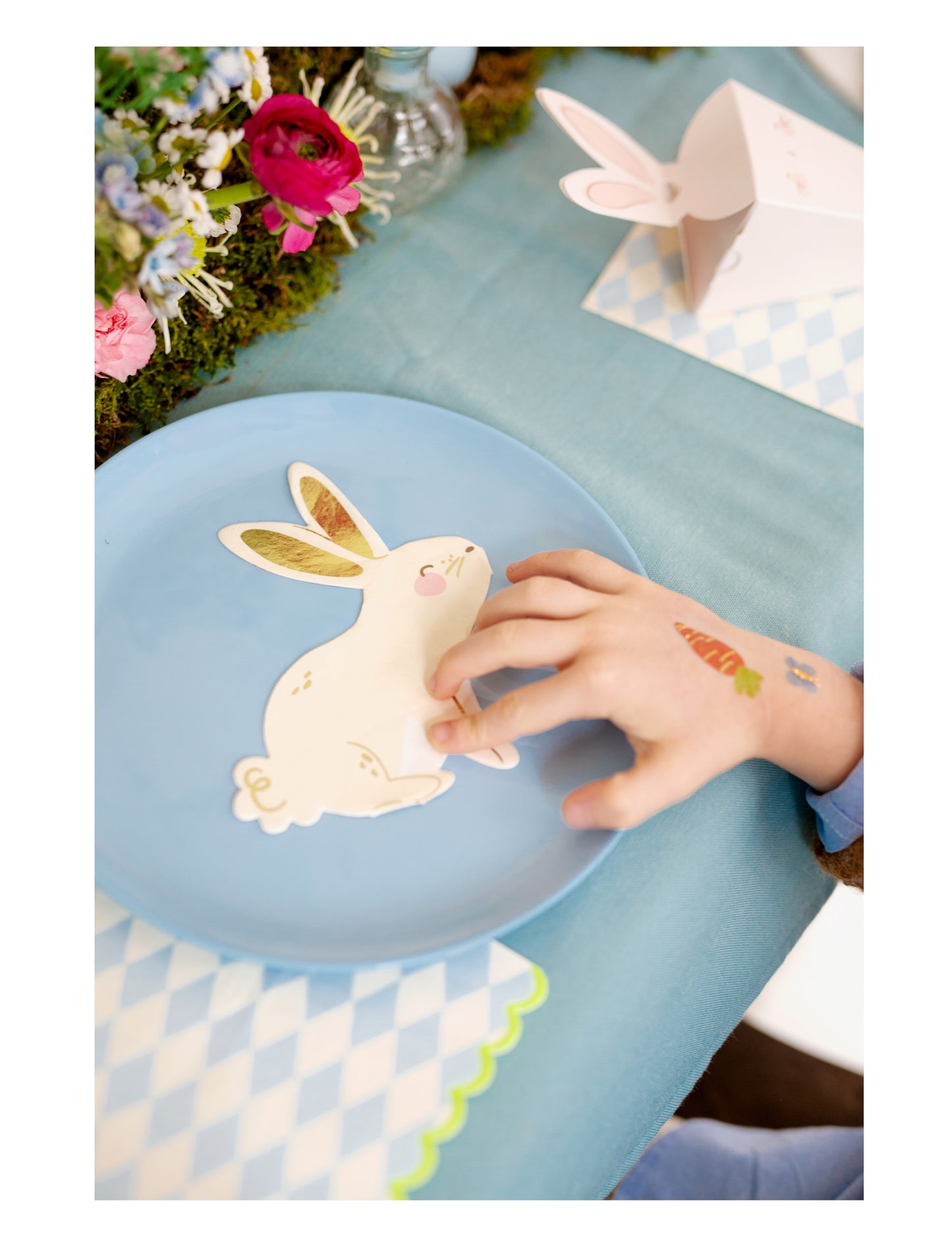 20 papierových obrúskov s motívom zajaca v bielo-zlatej farbe, 25 x 32 cm cm tvar králika