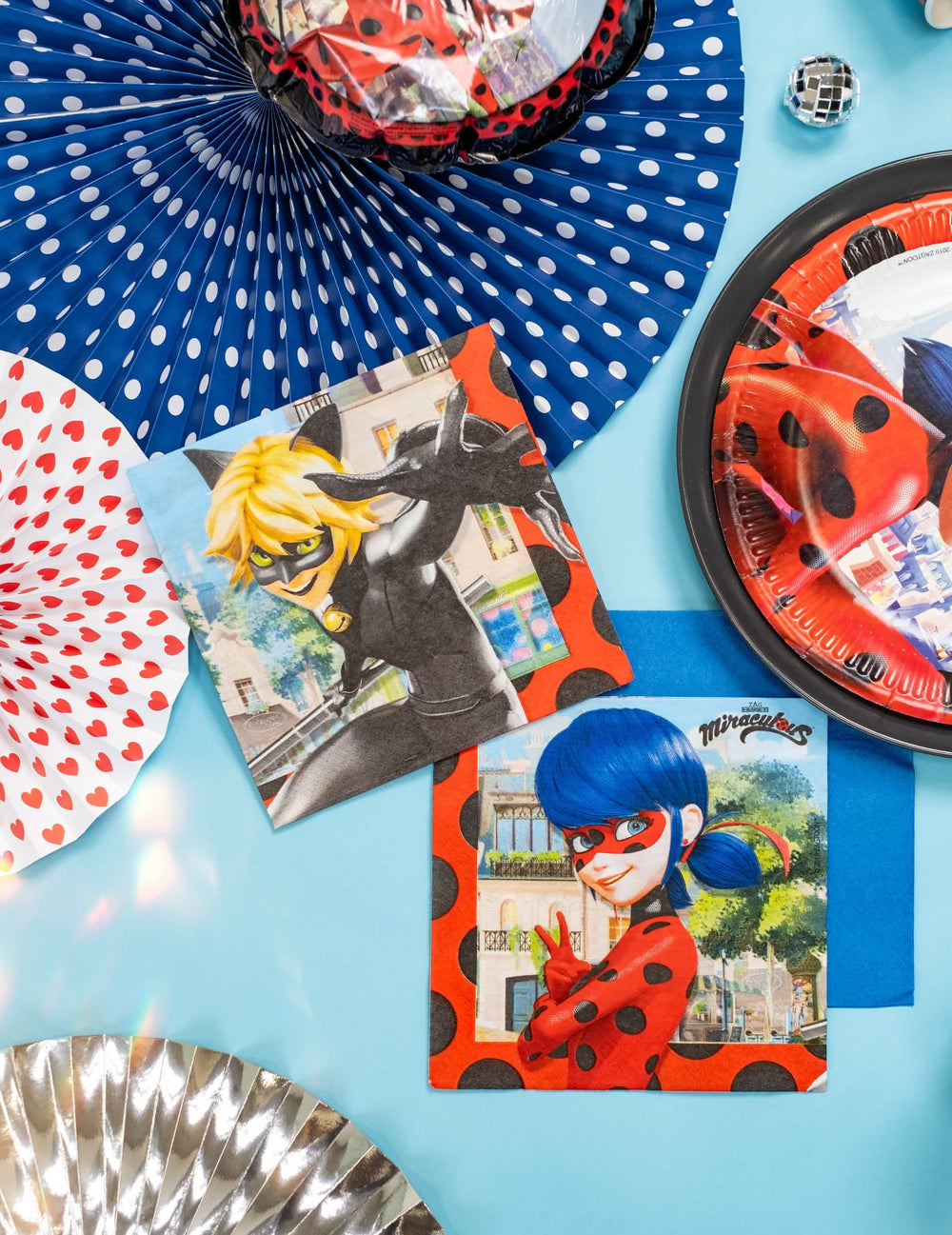Usporiadanie dekorácie stola z papierových obrúskov Miraculous Ladybug