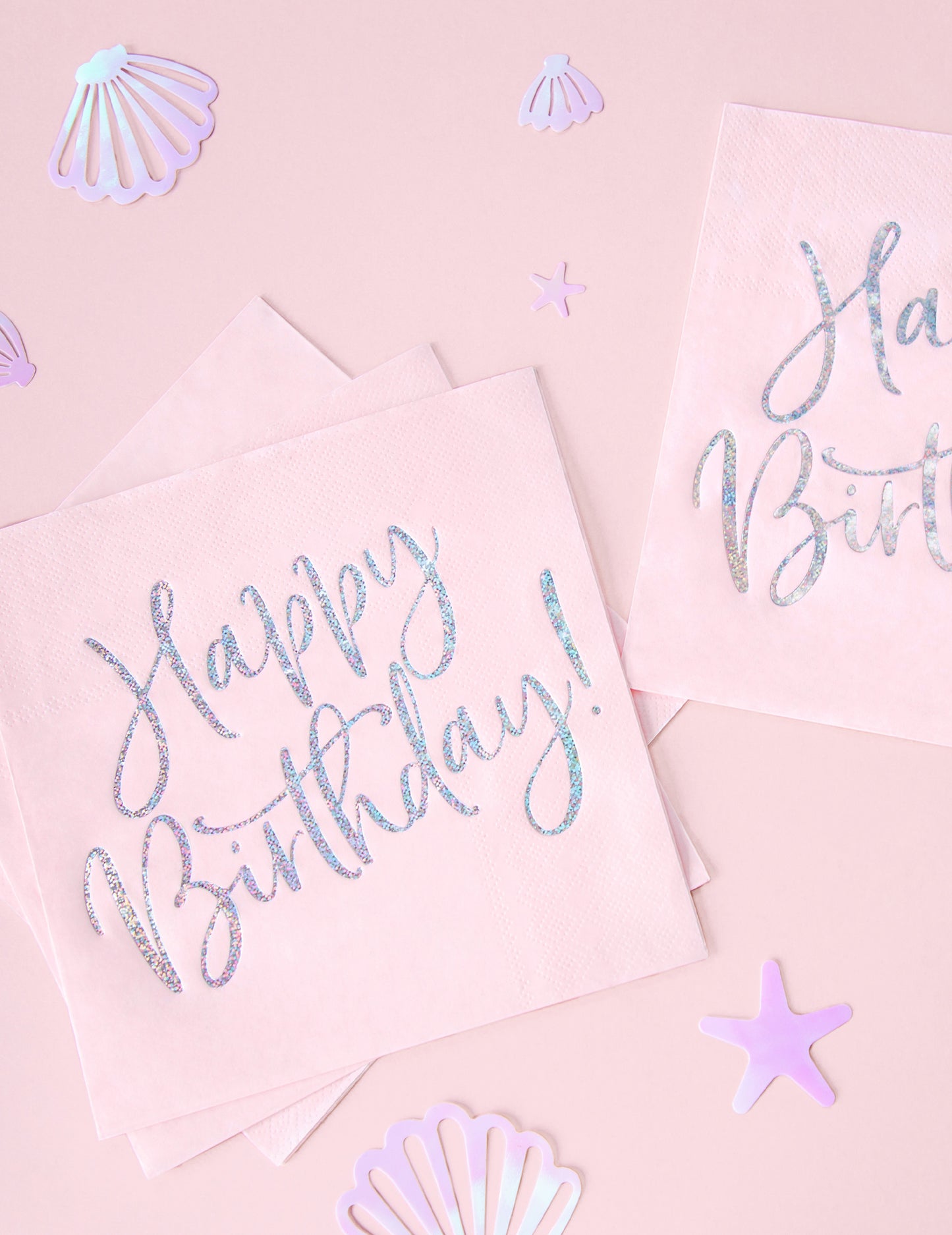 Gros plan sur l'inscription iridescente des serviettes en papier Happy Birthday