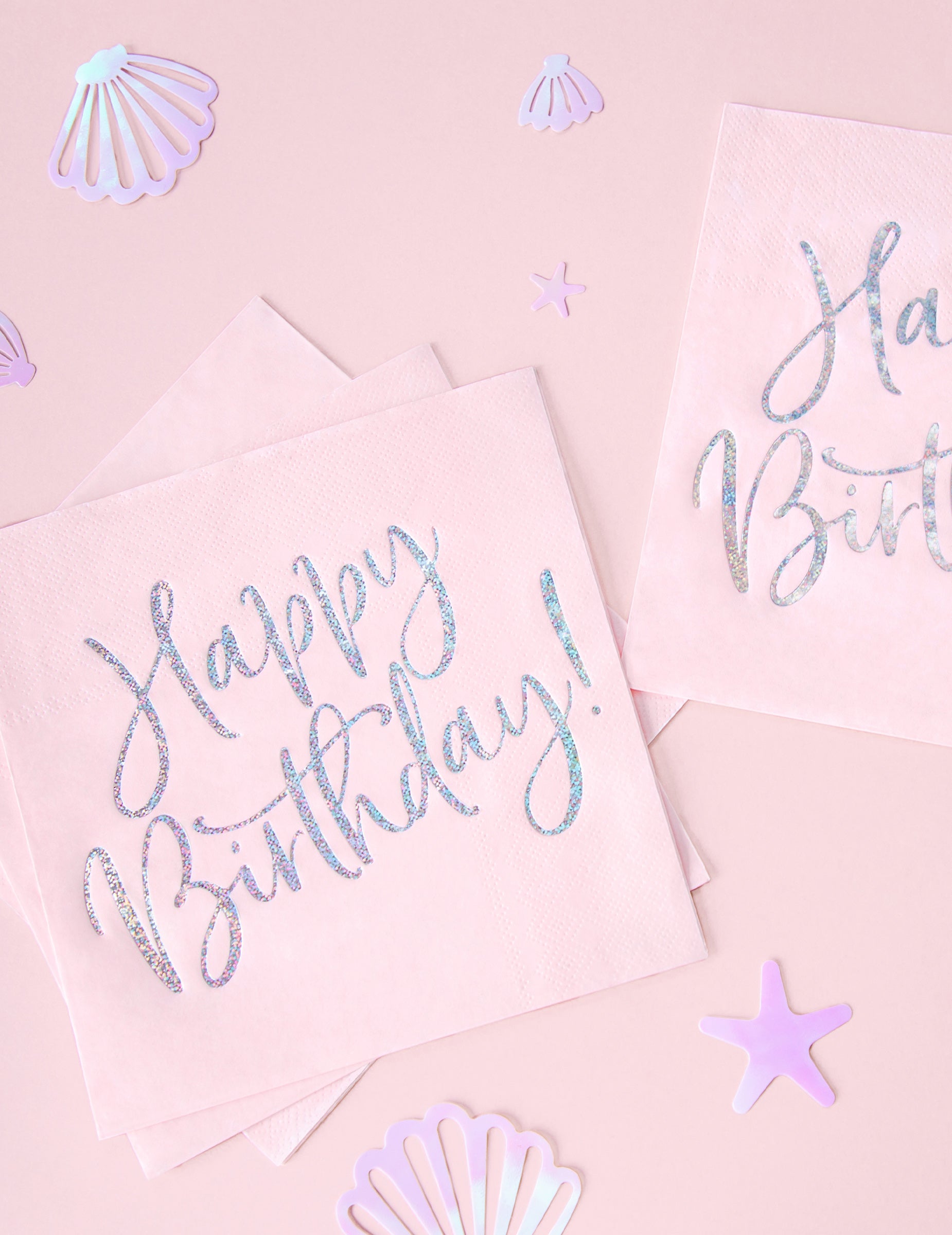Gros plan sur l'inscription iridescente des serviettes en papier Happy Birthday