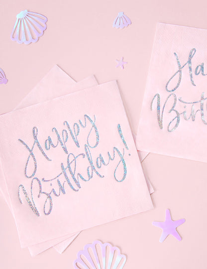 Gros plan sur l'inscription iridescente des serviettes en papier Happy Birthday