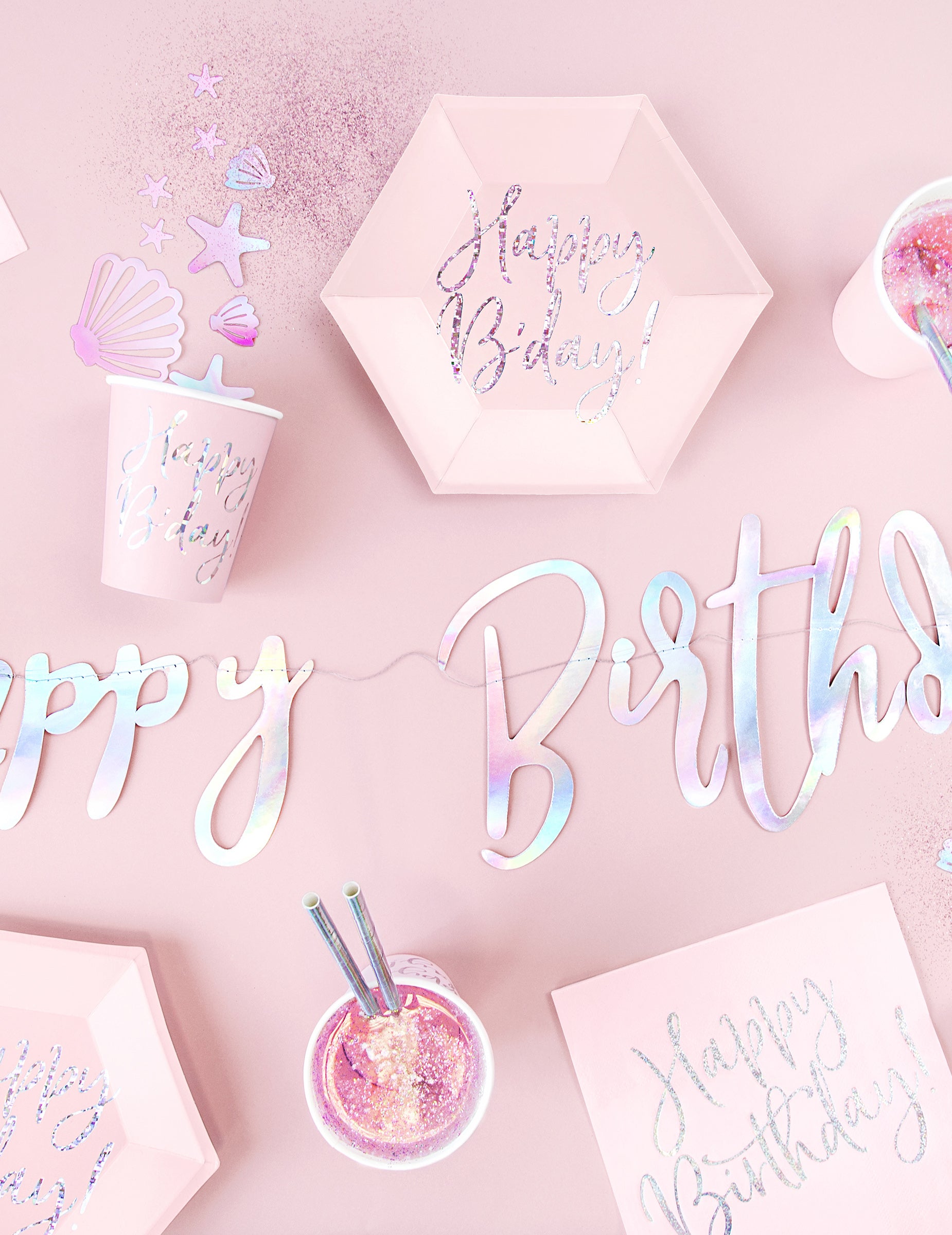 Mise en scène de la décoration de table des serviettes en papier Happy Birthday