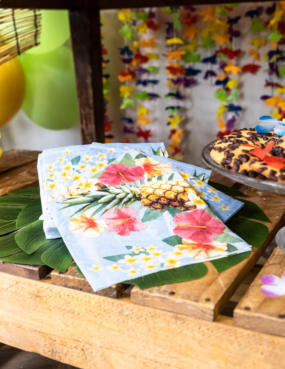 Detailný záber na kôpku servítok Hawaii party