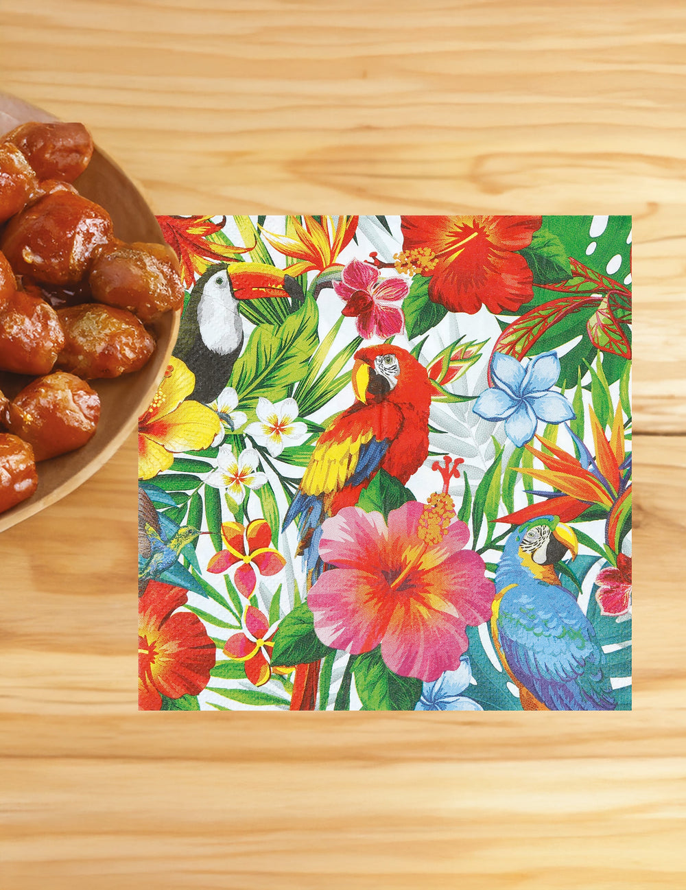 Mise en situation sur une table des serviettes oiseaux tropicaux