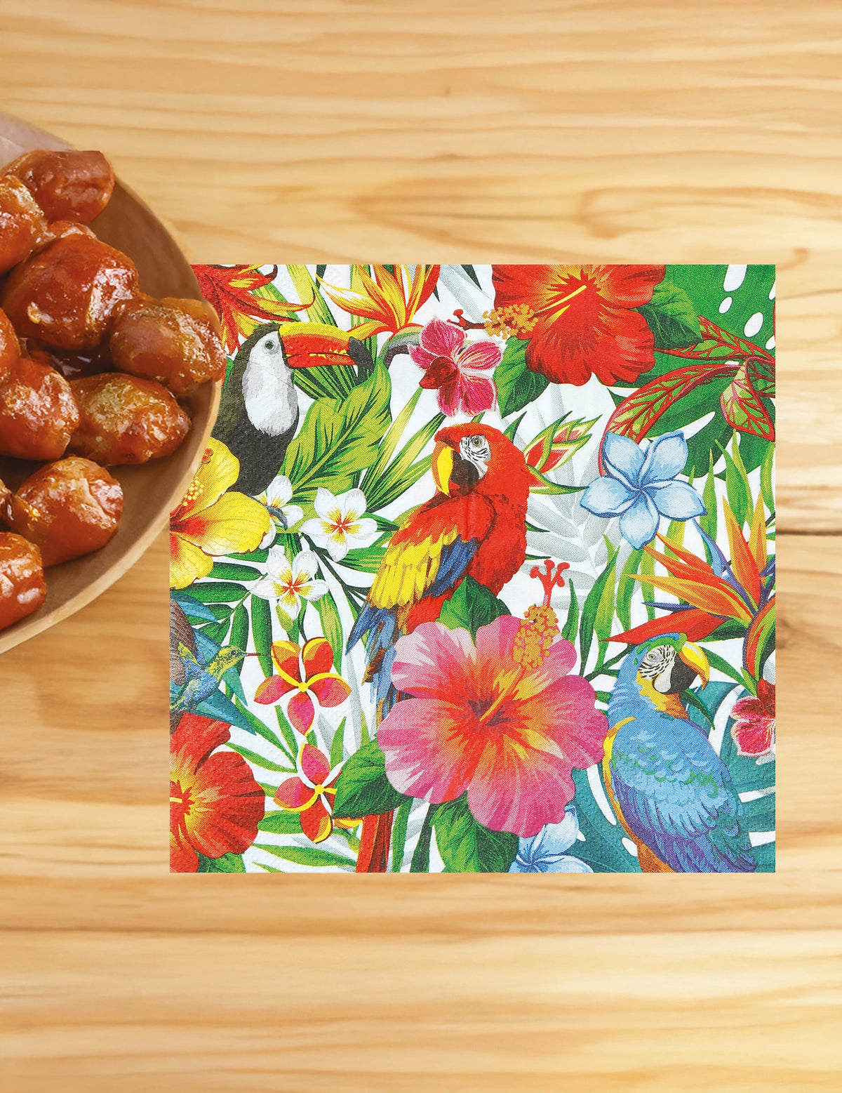 Mise en situation sur une table des serviettes oiseaux tropicaux