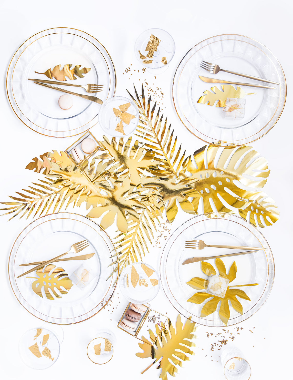 Mise en scène de table des feuilles tropicales en papier pour décoration