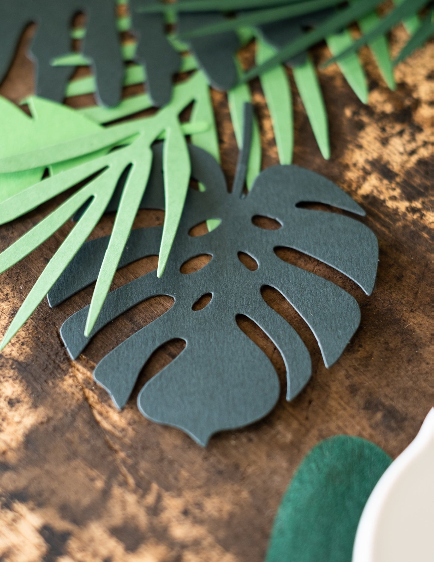 21 havajských tropických papierových listov 40 cm dekoratívna lepenka