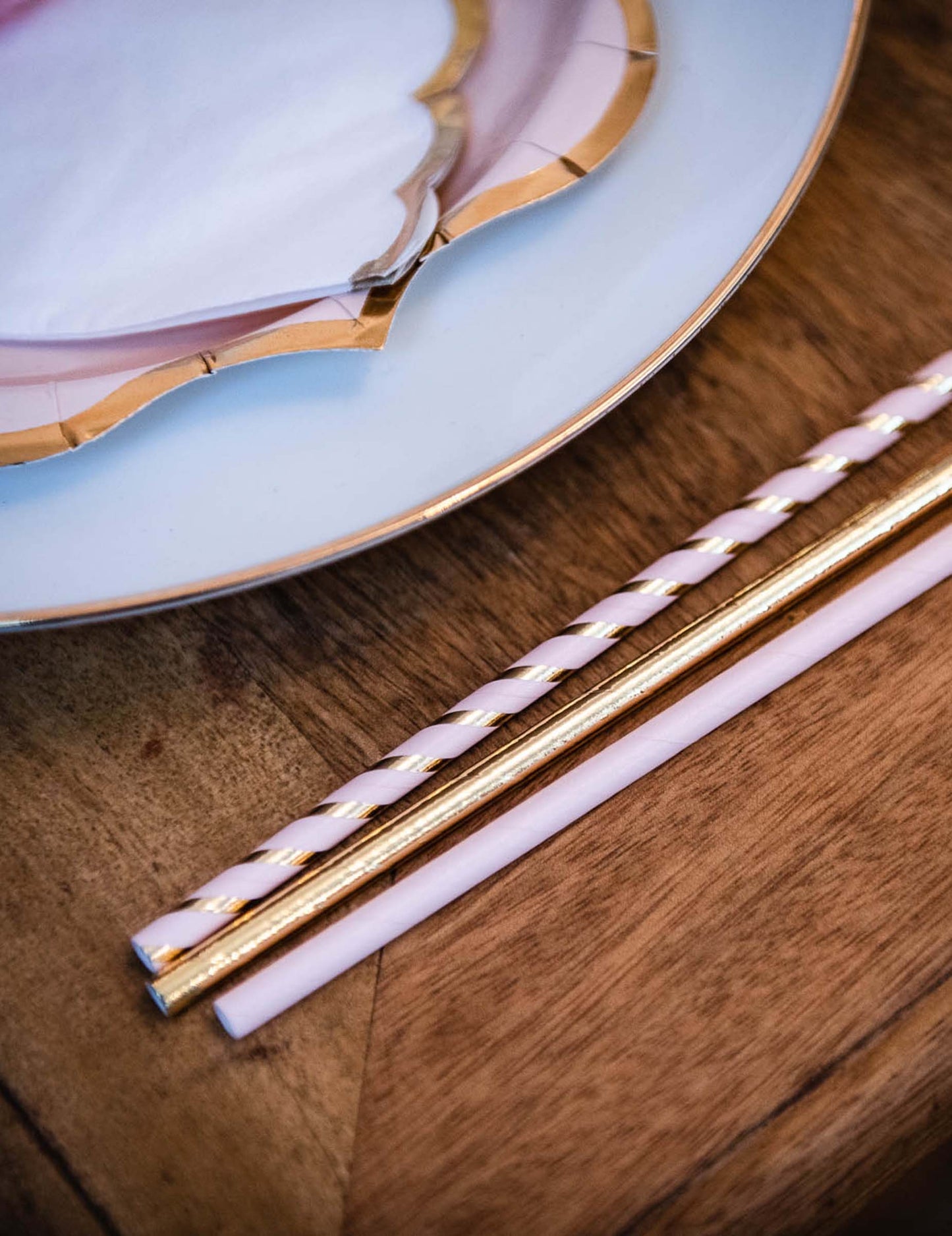 22 púdrovo ružových a zlatých kartónových slamiek 19,5 cm na narodeniny