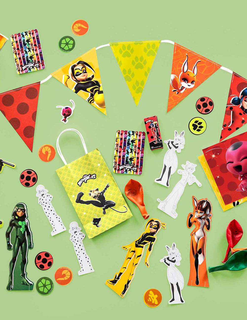 Détail de la guirlande et du sac des accessoires cadeaux Miraculous